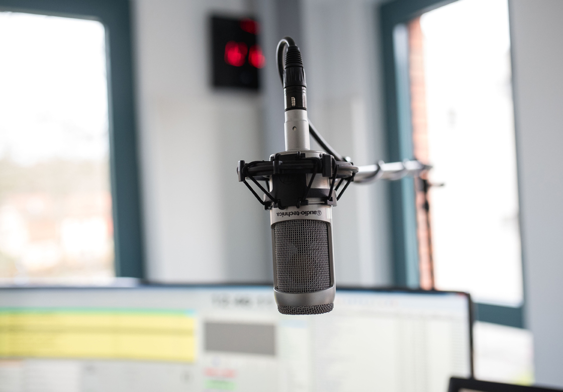 Ein Audio-Technica-Mikrofon im ems-Radiostudio